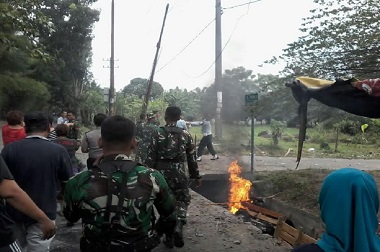 Warga Protes Prajurit TNI Patok Lahan di Medan