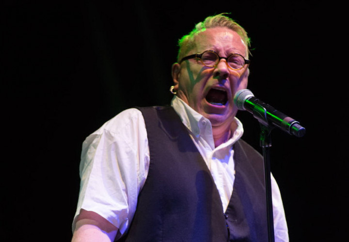 Dilempar Botol hingga Berdarah, John Lydon Tetap Lanjut Manggung