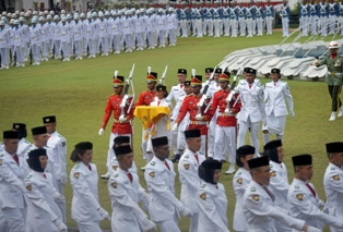 Kirab Budaya Iringi Perjalanan Duplikat Bendera Pusaka ke Istana