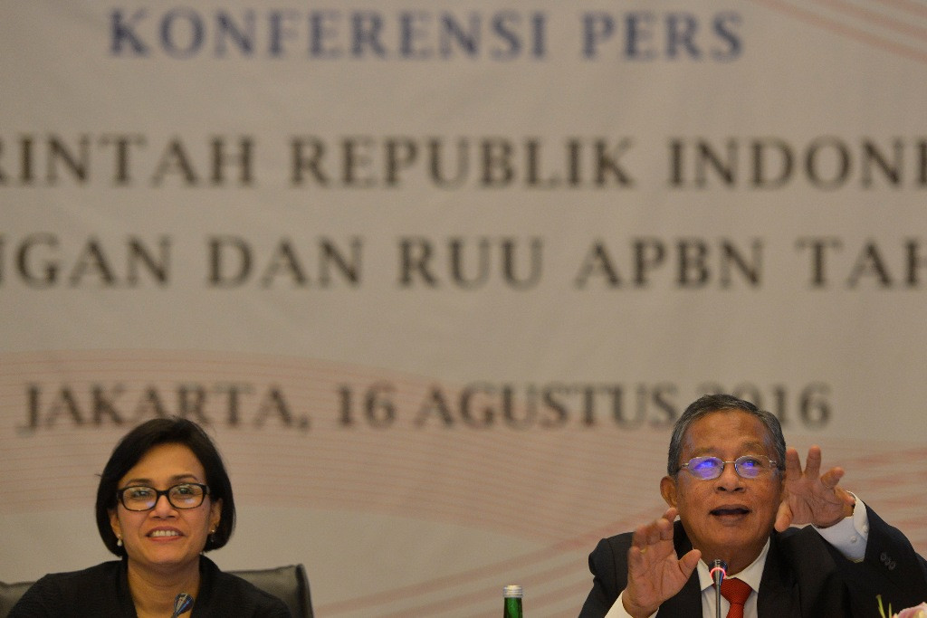 Menko Perekonomian Darmin Nasution (kanan) bersama Menteri Keuangan Sri Mulyani memberi keterangan pers mengenai pokok-pokok APBN 2017 (ANTARA FOTO/Rosa Panggabean)