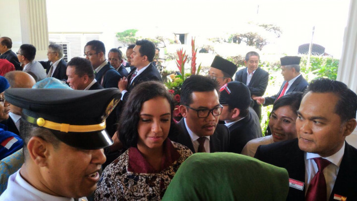 Gloria Diizinkan Ikut Upacara Penurunan Bendera Pusaka