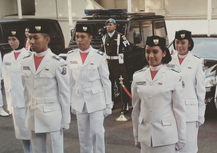 Gloria Menjadi Penjaga Gordon di Upacara Penurunan Bendera