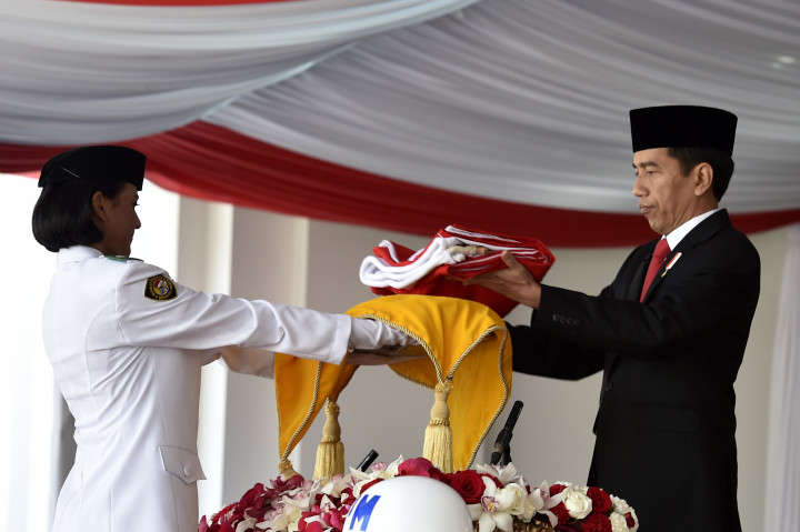 Presiden Pimpin Upacara Penurunan Bendera di Istana