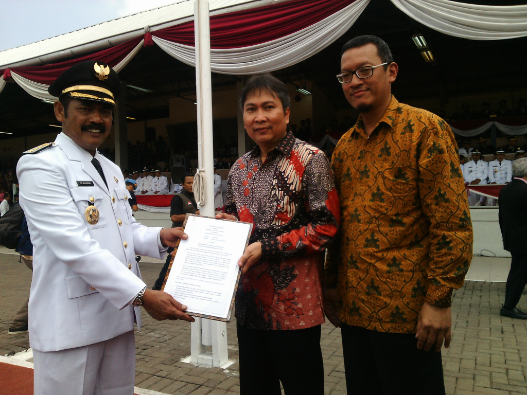 Wali Kota Solo memberikan surat penetapan pemenang lelang pada investor yang akan mengubah sampah di TPA Putri Cempo menjadi energi listrik. (Metrotvnews.com/Pythag Kurniati)