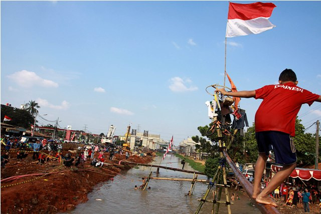Tradisi Panjat Pinang di Tengah Sungai ala Warga Kalimalang