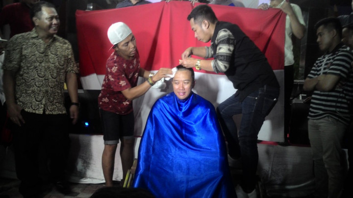 Tontowi/Liliyana Sabet Emas, Menpora Cukur Kumis dan Rambut