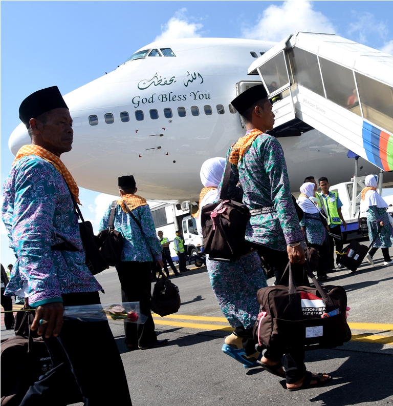 Jemaah calon haji kloter pertama embarkasi Surabaya bersiap naik pesawat di Bandara Internasional Juanda Surabaya di Sidoarjo, Jawa Timur, Selasa (9/8). Foto: M Risyal Hidayat/Metrotvnews.com.