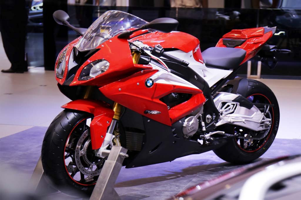 Оклейка мотоцикла пленкой BMW s1000rr