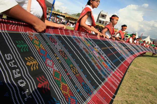 Karnaval Kemerdekaan Pesona Danau Toba 2016 Populerkan Ulos