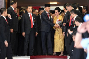 Menyisipkan Pesan Politik kepada Tuhan