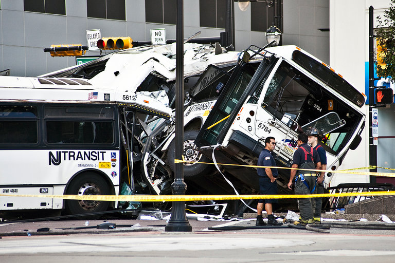 Kecelakaan dua bus di New Jersey - foto: The New York Times/Bryan Anselm