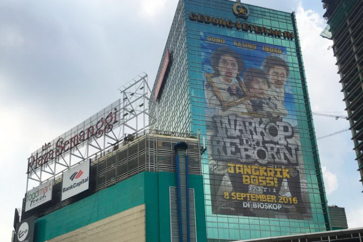 Vino G Bastian Kaget Lihat Poster Raksasa Warkop DKI Reborn