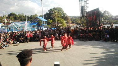 Tarian Empat Etnis Batak Buka Karnaval Kemerdekaan Pesona Danau Toba