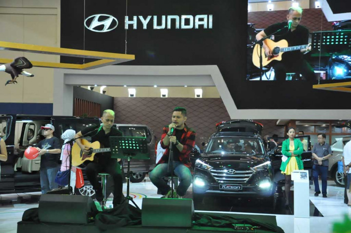 Andra & The Backbone Hibur Pengunjung <i>Booth</i> Hyundai