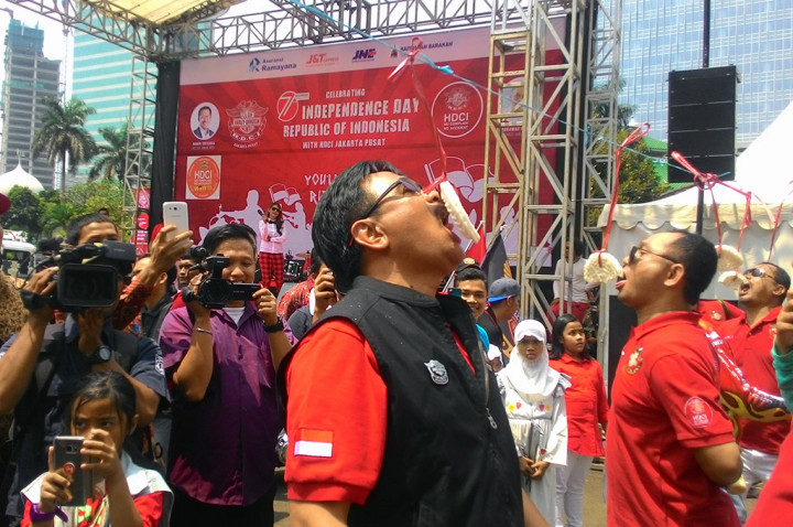 Menang Lomba Makan Kerupuk, Djarot Dapat Hadiah Jaket Kulit