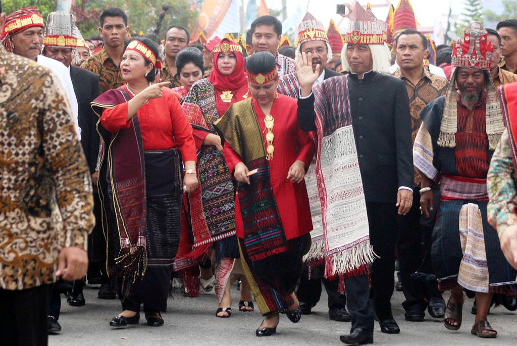 Presiden Joko Widodo mengenakan Ulos Ragidup Sirara saat Karnaval Kemerdekaan Pesona Danau Toba (KKPDT) 2016. (ANT/Septianda)