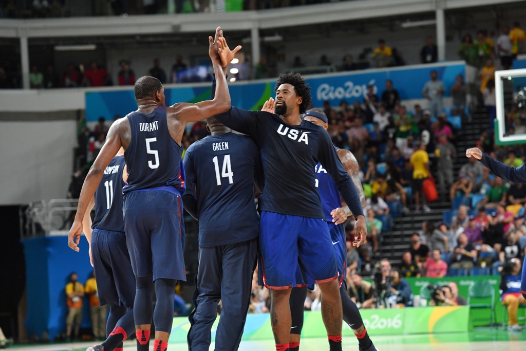 Para penggawa Tim basket putra AS saat mengalahkan Serbia di final Olimpiade 2016 (Foto: Jesse D. Garrabrant / NBAE / Getty Images / AFP)