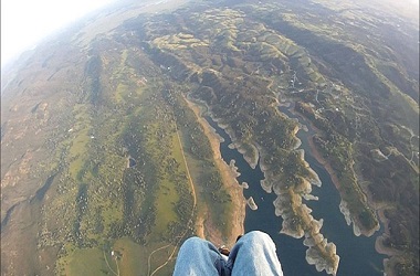 Jatuh Menukik ke Atap, Pencinta Paralayang Tewas