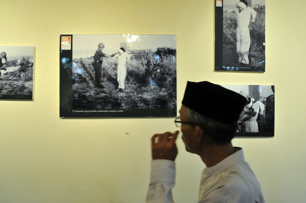 Seorang pengunjung mengamati foto eksekusi Imam DI/TII, Sekarmadji Maridjan Kartosoewirjo. (FOTO ANTARA/Andika Wahyu)