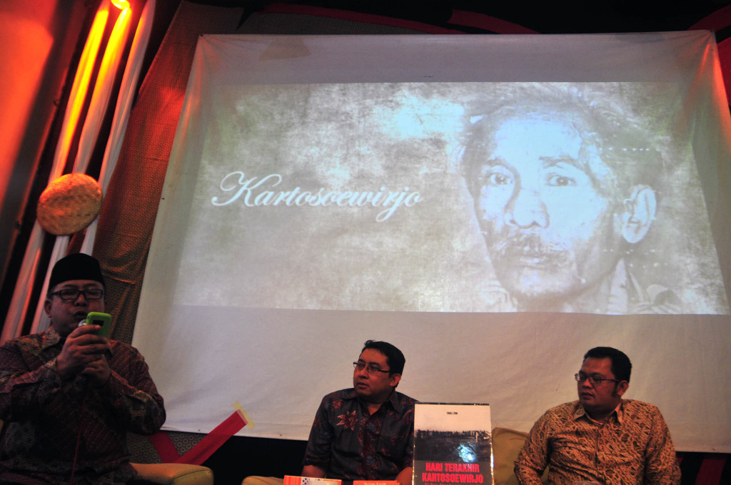 Sardjono Kartosoewirjo anak Kartosoewirjo (kiri) bersama Fadli Zon ditemani moderator mendiskusikan buku