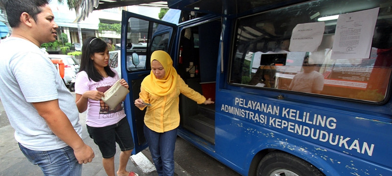  Warga antre membuat Kartu Tanda Penduduk elektronik (E-KTP) di dalam mobil Pelayanan Keliling Administrasi Kependudukan di kawasan Cikini, Jakarta Pusat, Sabtu (20/8). --MI--
