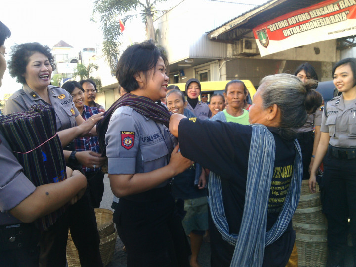 Polwan Solo jadi Kuli Gendong Pasar Legi