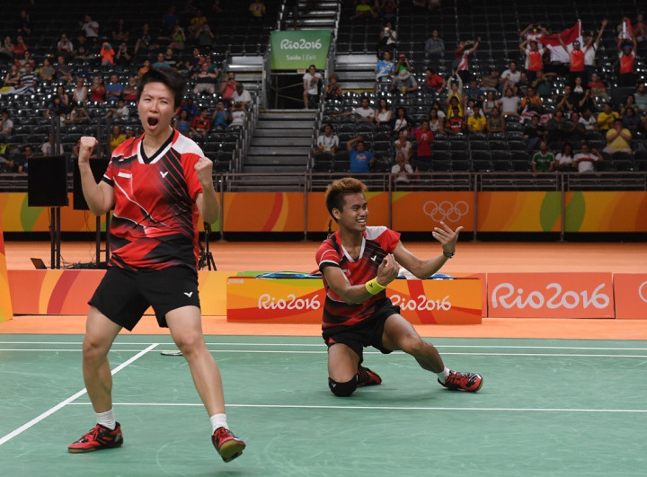 Kemeriahan Seremoni Pengalungan Bunga Owi/Butet di Bandara