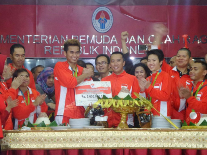 Hebohnya Penyambutan Tontowi/Liliyana di Gedung Kemenpora
