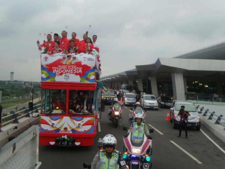 Siswa SD hingga Karyawan Kantor Sambut Konvoi Atlet dengan Antusias