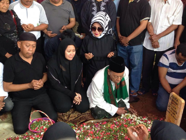 Istri Tukul Dimakamkan