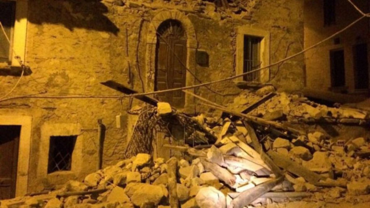 Warga Terperangkap di Puing Usai Gempa Landa Italia