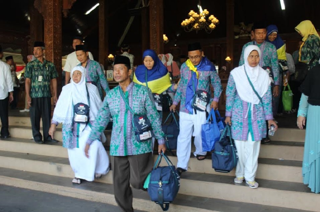 Calhaj kloter 40 dari Kabupaten Jepara, Jawa Tengah, diberangkatkan ke Tanah Suci, MTVN - Rhobi Shani