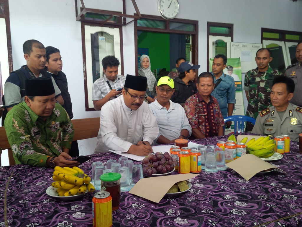 Wakil Gubernur Jawa Timur Saifullah Yusuf saat mendengarkan keterangan keluarga calon haji asal Pasuruan yang ditahan di Filipina (Foto: MTVN/Amaluddin)