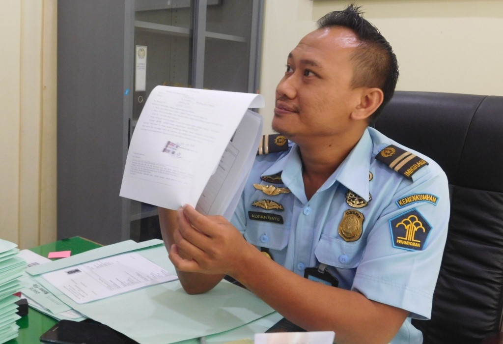 ?Kepala Seksi Lalu Lintas Status Keimigrasian Kantor Imigrasi Kelas II Pati, Alvian Bayu Indra Yudha, menunjukkan dokumen pengajuan penerbitan Paspor. Foto: Metrotvnews.com/Rhobi Shani