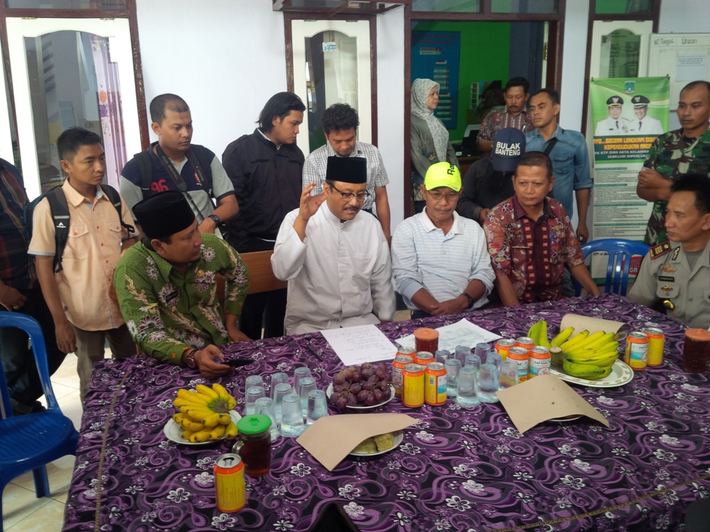 Saifullah Yusuf saat menemui keluarga korban di Desa Bulukandang, Kecamatan Prigen, Kabupaten Pasuruan, Kamis (25/8/2016). Foto: Metrotvnews.com/Amal