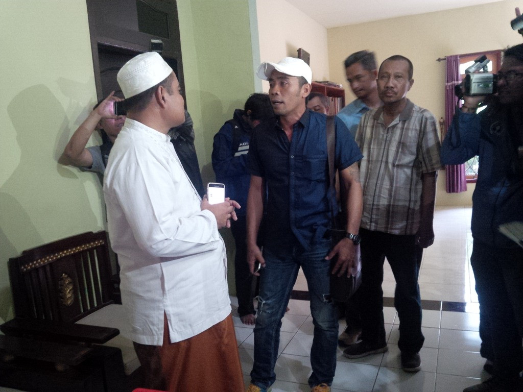 Ketua KBIH Arofah, Nurul Huda (baju putih), di kantornya di Jalan Dr. Soetomo, Pandaan, Kabupaten Pasuruan, Kamis (25/8/2016). Foto: Metrotvnews.com/Amal
