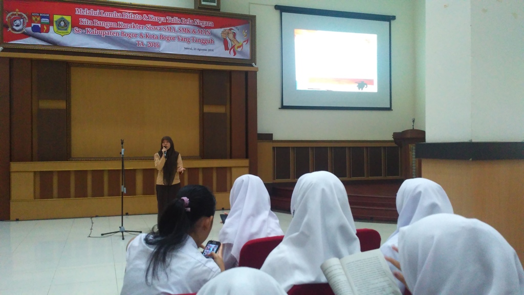 Siswi tengah berpidato di depan finalis lomba pidato bela negara Universitas Pertahanan. Foto: Metrotvnews.com/Mulvi
