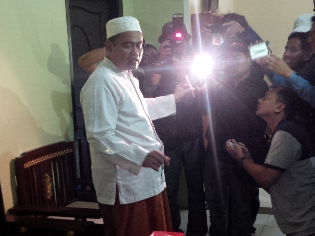 Ketua Kelompok Bimbingan Ibadah Haji (KBIH) Arofah, Nurul Huda (baju putih), di kantornya di Jalan Dr Soetomo, Pandaan, Kabupaten Pasuruan, Kamis, 25 Agustus 2016. (MTVN/Amal).
