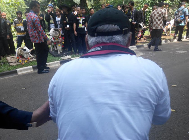 Menteri PUPR Basuki Hadimuljono ditegur Paspampres saat sibuk memotret Presiden Jokowi pada acara kontes domba cantik di Istana Bogor, Jawa Barat, Sabtu (27/8/2016). Foto: MTVN/M Rodhi Aulia