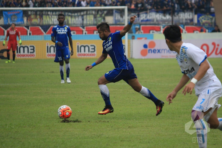 Persib-Arema Harus Puas Berbagi Angka