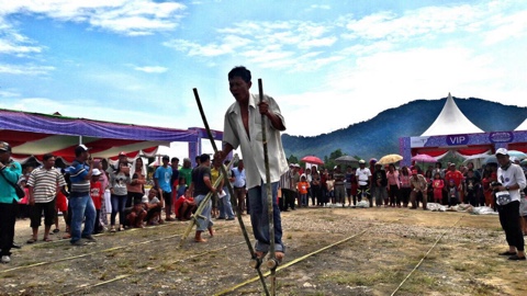 Balap Egrang Entikong Disambut Antusias Wisman Malaysia