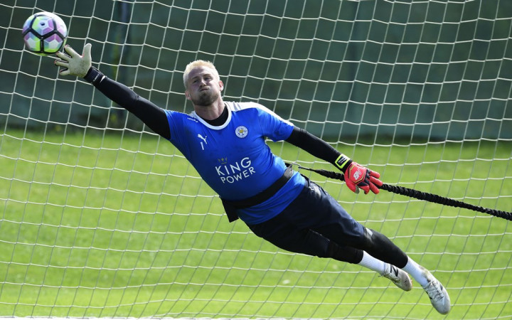 Mengalami Gangguan Hernia, Schmeichel akan Jalani Operasi