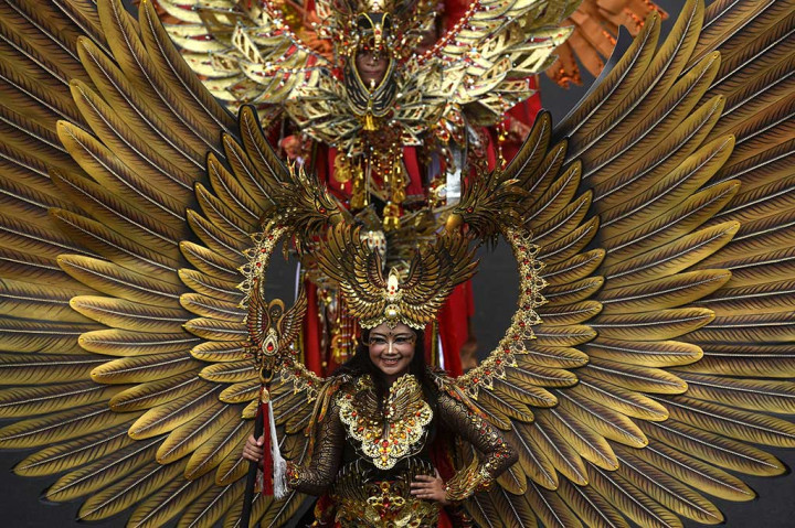 Warna-Warni Busana di Jember Fashion Carnaval
