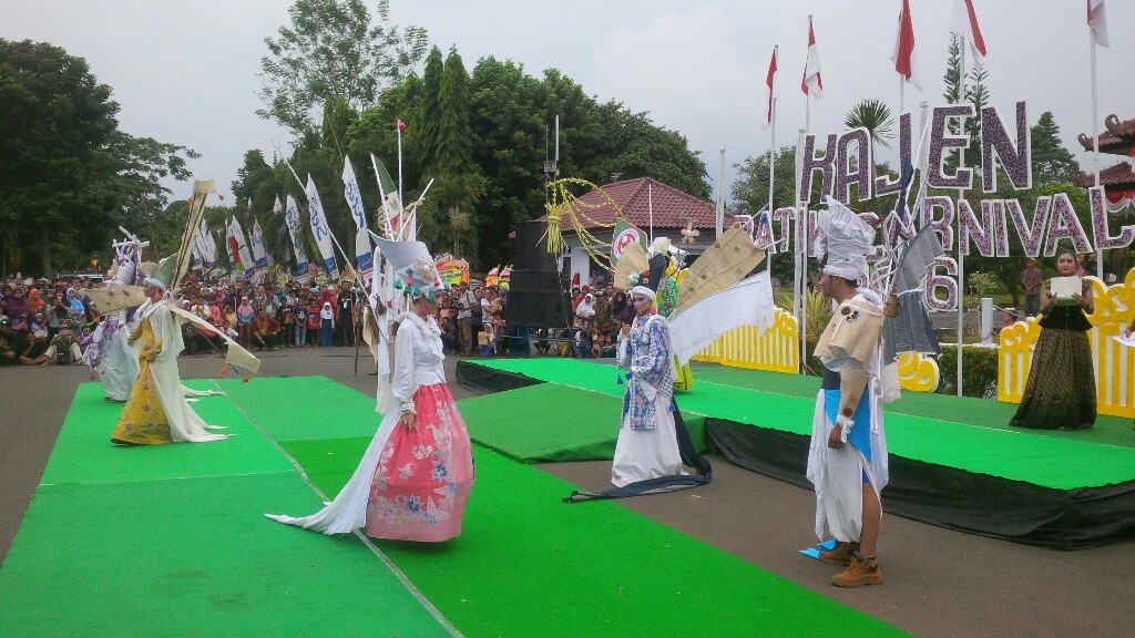 Peserta Kajen Karnival menampilkan busana batik kas daerah pada acara Hari Jadi Kabupaten Pekalongan, Jawa Tengah. (Metrotvnews.com/Kuntoro Tayubi)