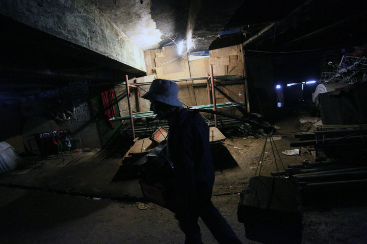 Pria Paruh Baya Dievakuasi dari Kolong Jembatan PGC