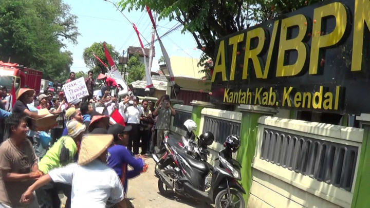 Warga Terdampak Tol Batang-Semarang Demo Kantor BPN Kendal