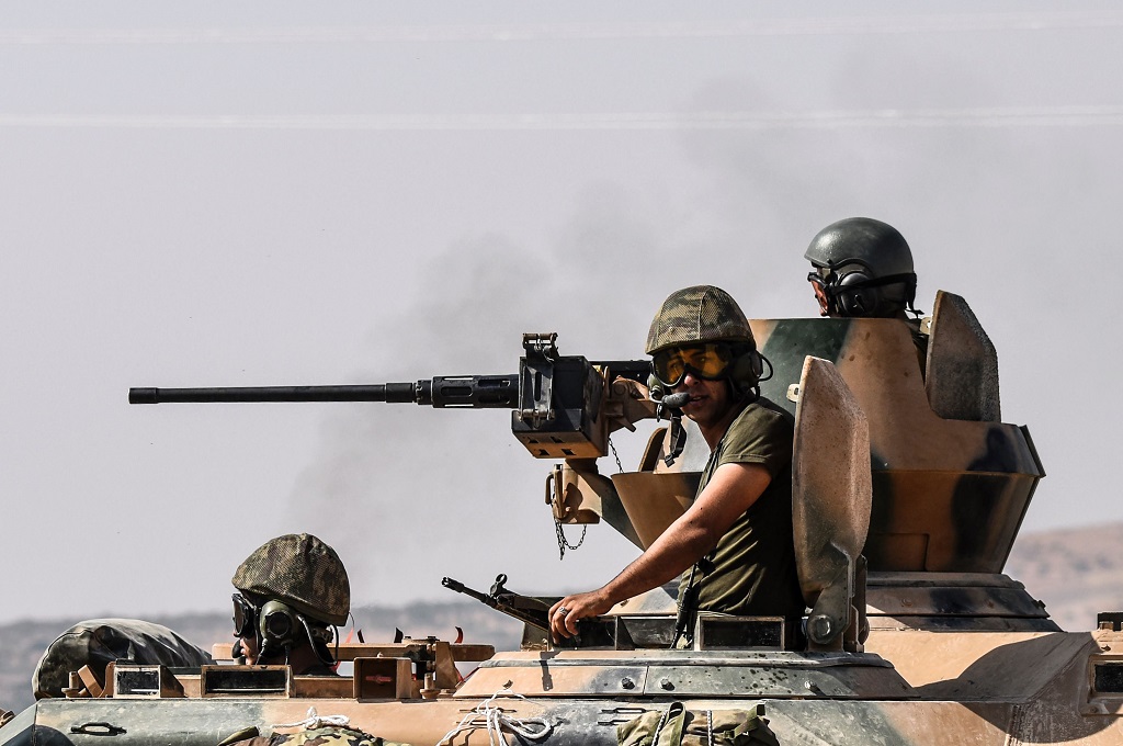 Tank militer Turki bertolak dari kota Karkamis di Gaziantep menuju Suriah, 26 Agustus 2016. (Foto: AFP/BULENT KILIC)