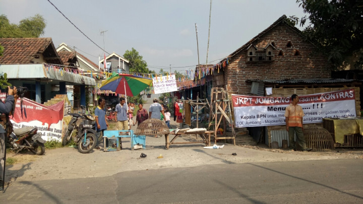 Adang Eksekusi Tol, Warga Ancam Ledakkan Diri