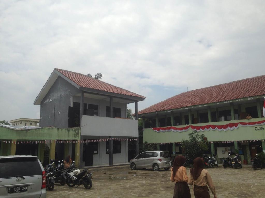 Ratusan siswa terlantar di SMAN 11 Depok. Mereka diduga sebagai siswa titipan yang menjadi korban praktik percaloan oknum Lembaga Swadaya Masyarakat (LSM). --Foto:MTVN/Damar--