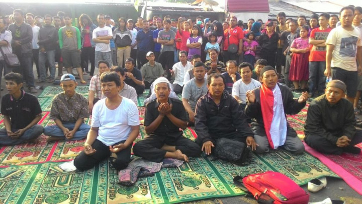 Tolak Penertiban, Warga Rawajati Berdoa di Tengah Jalan